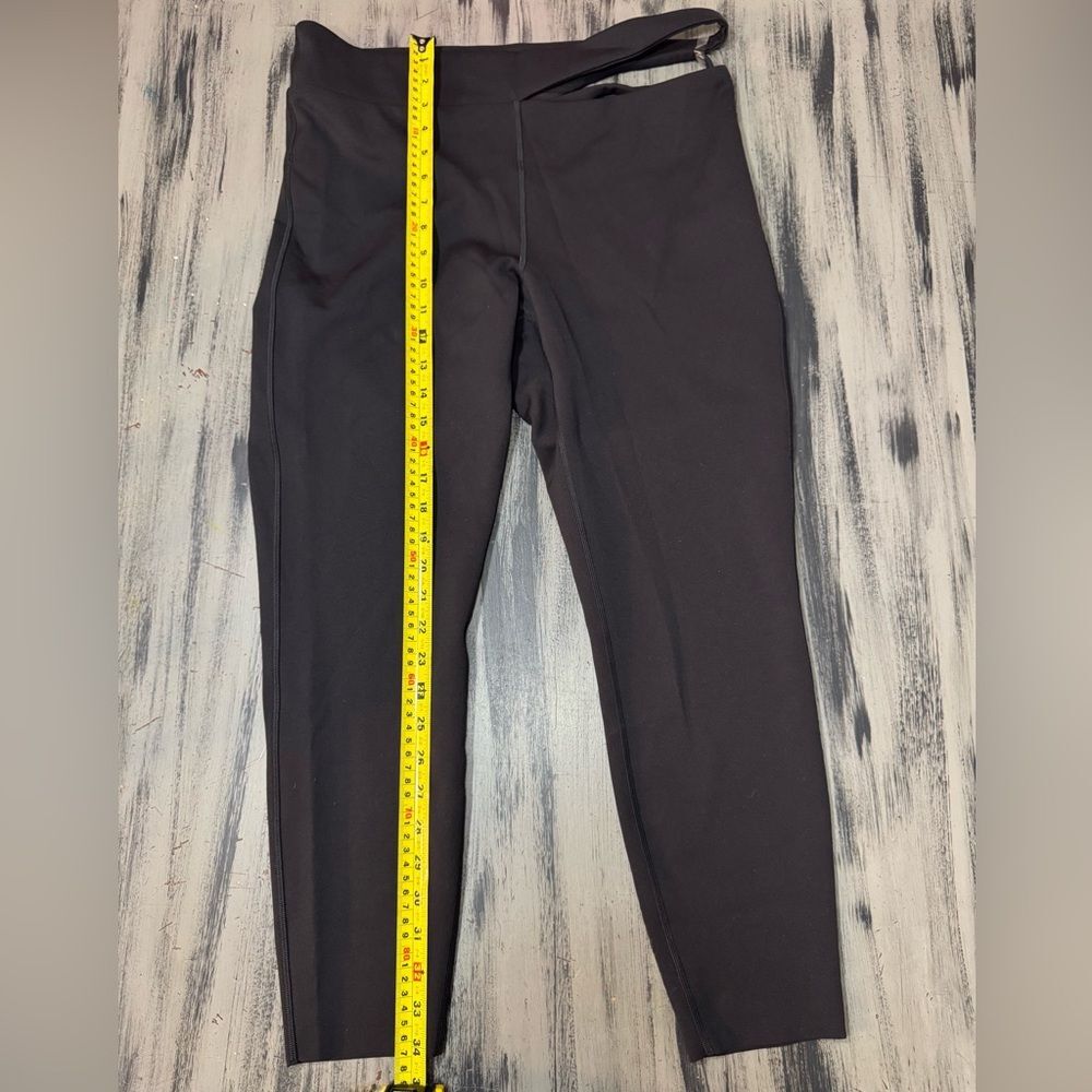 Lululemon Cut-Out Waist High-Rise Train Tight 25" in Black - Picture 9 of 13